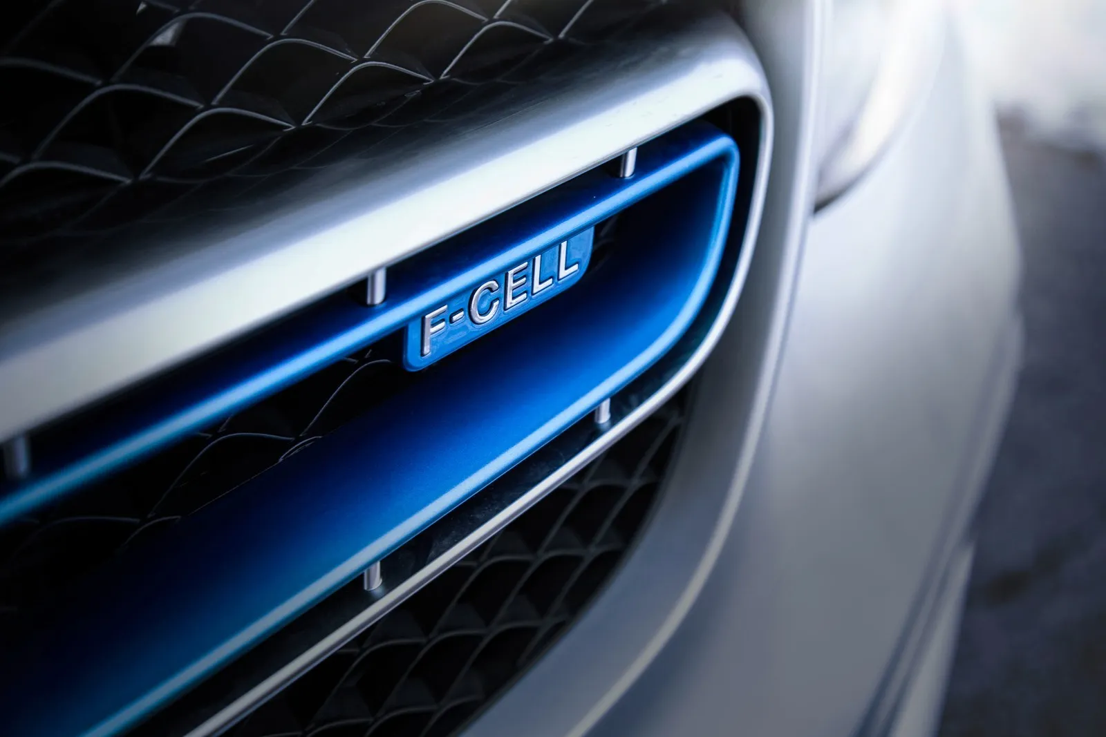 Das Vorserienmodell des neuen Mercedes-Benz GLC F-CELL – neben Wasserstoff wird die rein elektrische Variante des SUV auch Strom „tanken“. // The preproduction model of the new Mercedes-Benz GLC F-CELL - in addition to hydrogen, the all-electric variant of the popular SUV will also run on electricity.